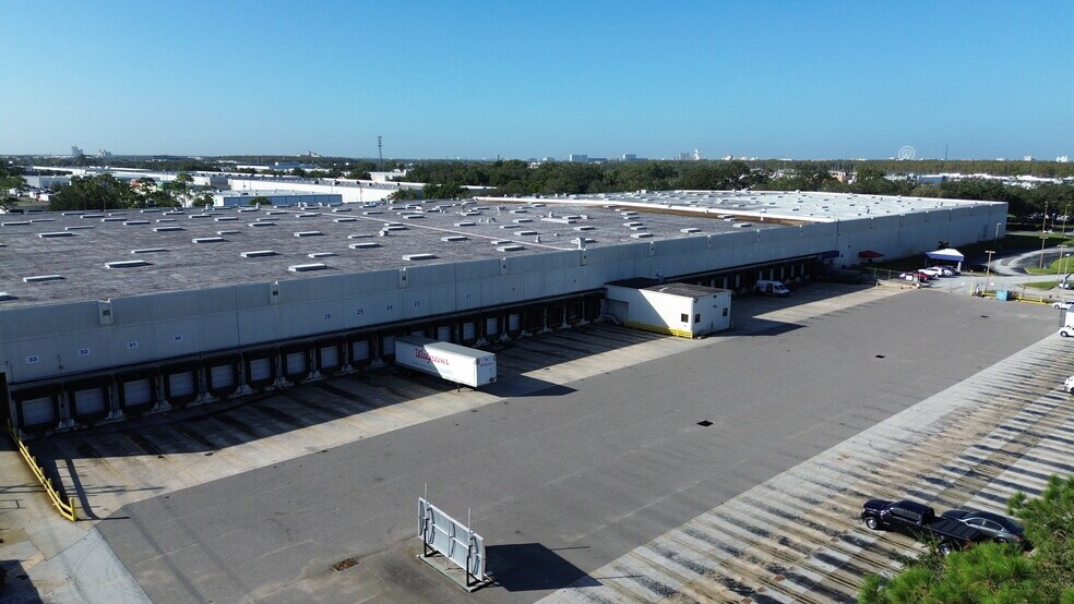 2455-2467 Premier Row, Orlando, FL à louer - Photo du bâtiment - Image 3 de 3