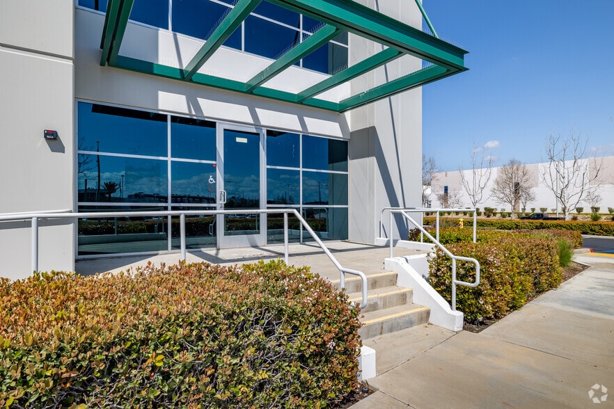 6335 Sycamore Canyon Blvd, Riverside, CA for lease - Building Photo - Image 3 of 7