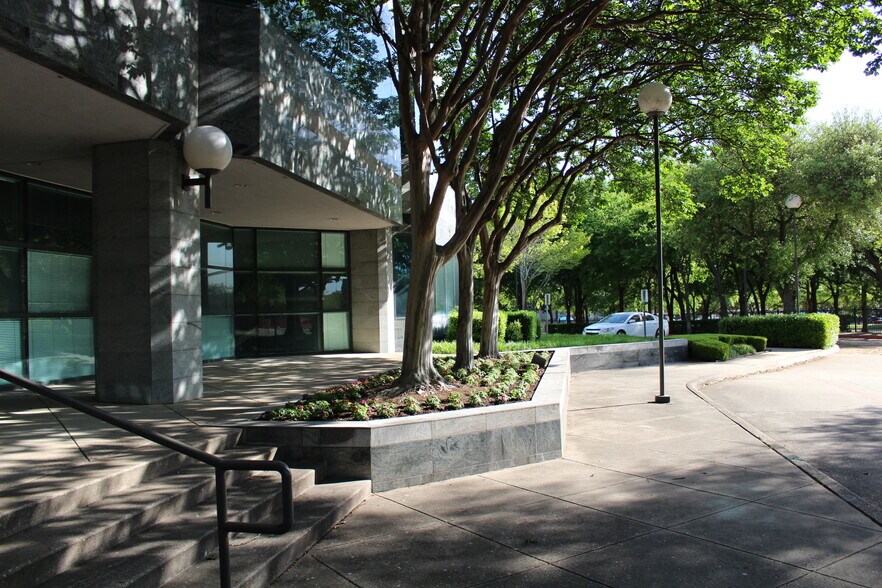 4949 Keller Springs Rd, Addison, TX à louer - Photo du bâtiment - Image 2 de 8