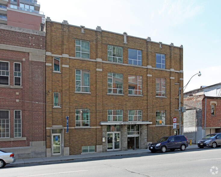 207 Adelaide St E, Toronto, ON à louer - Photo du bâtiment - Image 1 de 4