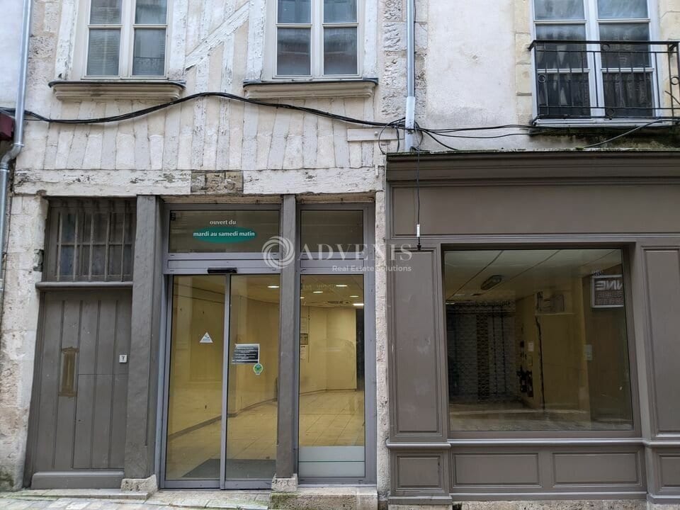Retail in Orléans for lease Building Photo- Image 1 of 8
