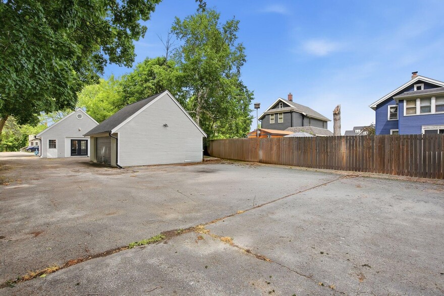 411 W Wisconsin Ave, Oconomowoc, WI for lease - Building Photo - Image 3 of 8