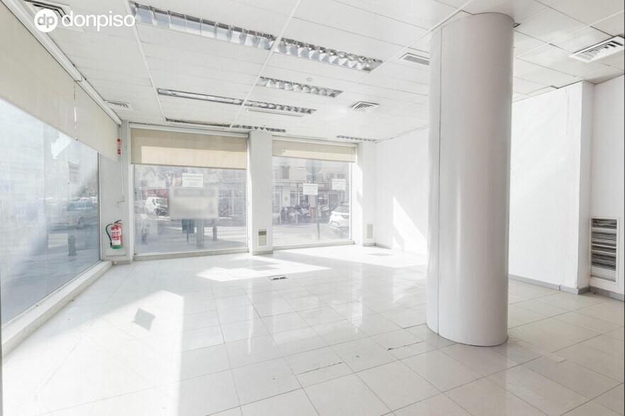 Retail in Granada for sale - Interior Photo - Image 2 of 25