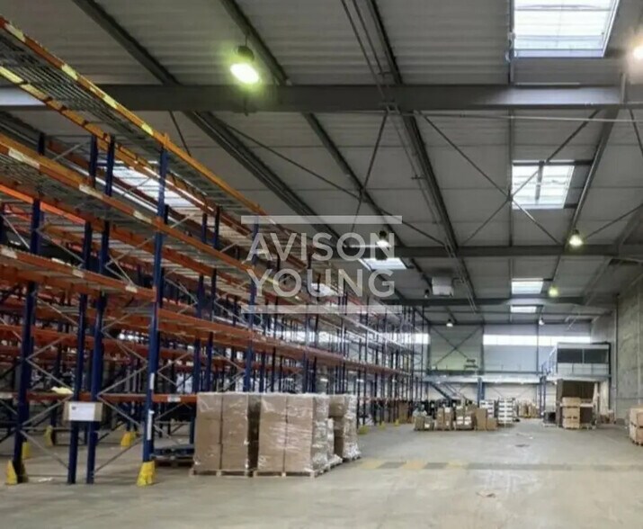 Flex in Lieusaint for lease - Interior Photo - Image 2 of 3