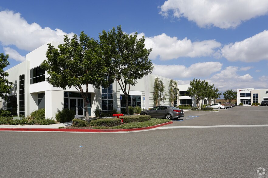 10278 Birtcher Dr, Mira Loma, CA à vendre - Photo du bâtiment - Image 2 de 4