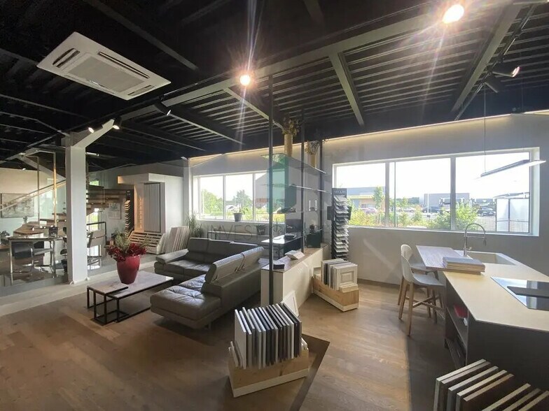 Flex in Viarmes for lease - Interior Photo - Image 2 of 18