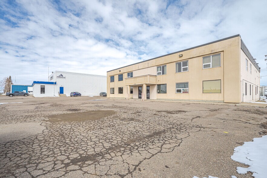 5208 62 St, Lloydminster, AB à louer - Photo du bâtiment - Image 3 de 6