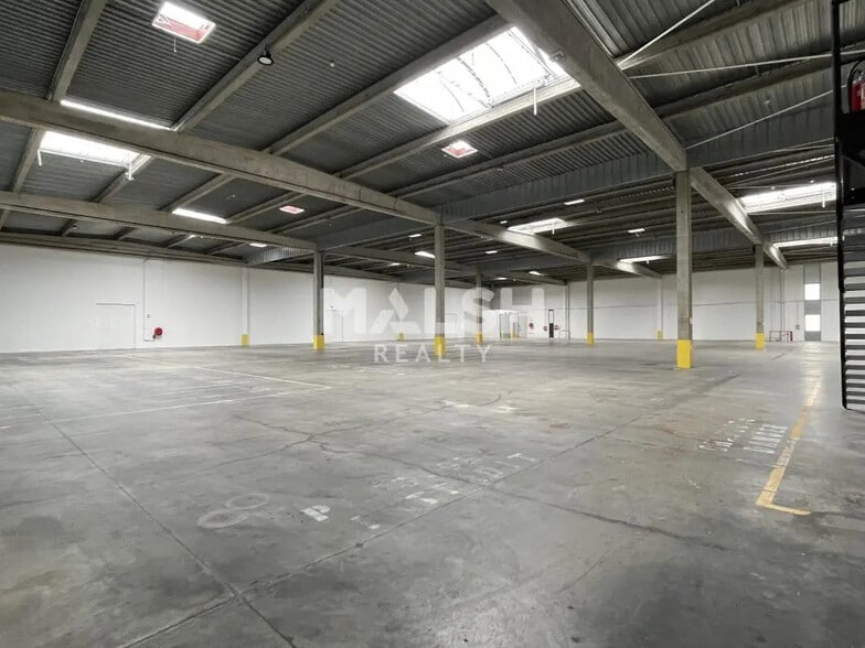 Office in Corbas for lease - Interior Photo - Image 2 of 13