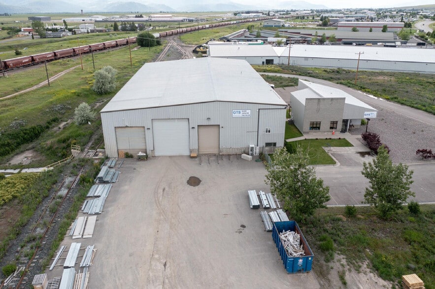4685 Expressway portefeuille de 2 propriétés à vendre sur LoopNet.ca - Photo du bâtiment - Image 3 de 18