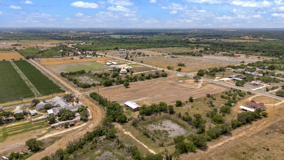 149 Co 679 rd, Natalia, TX à vendre - Photo du bâtiment - Image 2 de 19