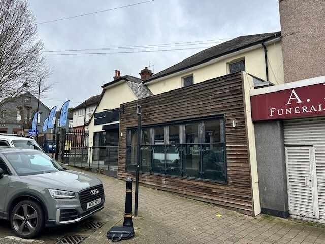 63 Queens Rd, Buckhurst Hill for lease - Building Photo - Image 2 of 8