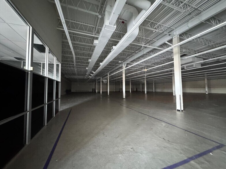 1087-1103 Old Country Rd, Riverhead, NY à louer - Photo du bâtiment - Image 3 de 4