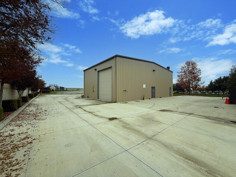 19466 Flightpath Way, Bakersfield, CA à vendre - Photo du bâtiment - Image 3 de 8