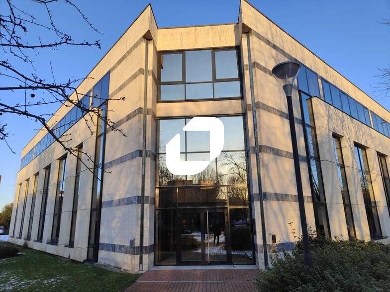 Flex in Gennevilliers for sale - Building Photo - Image 1 of 13