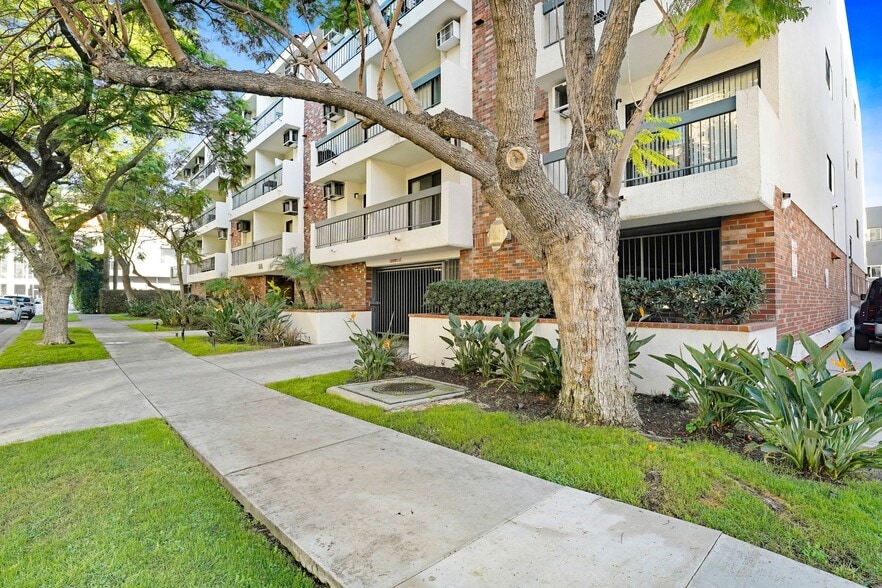 320 S Arnaz Dr, Los Angeles, CA for sale - Building Photo - Image 2 of 3