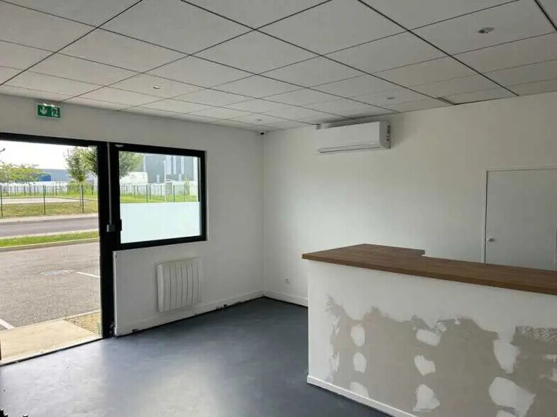 Bureau dans Civrieux à louer - Photo intérieure - Image 3 de 6