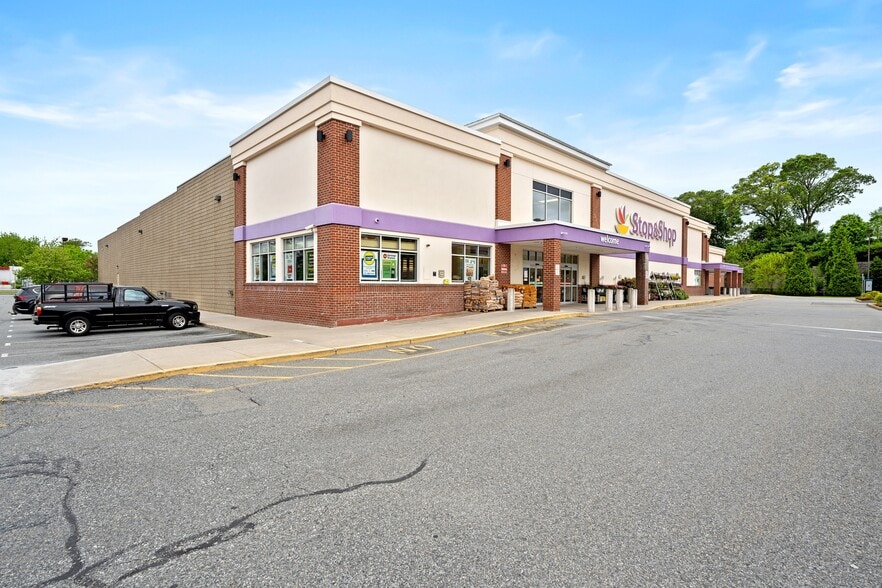 275 Warwick Ave, Cranston, RI à vendre - Photo du bâtiment - Image 3 de 8