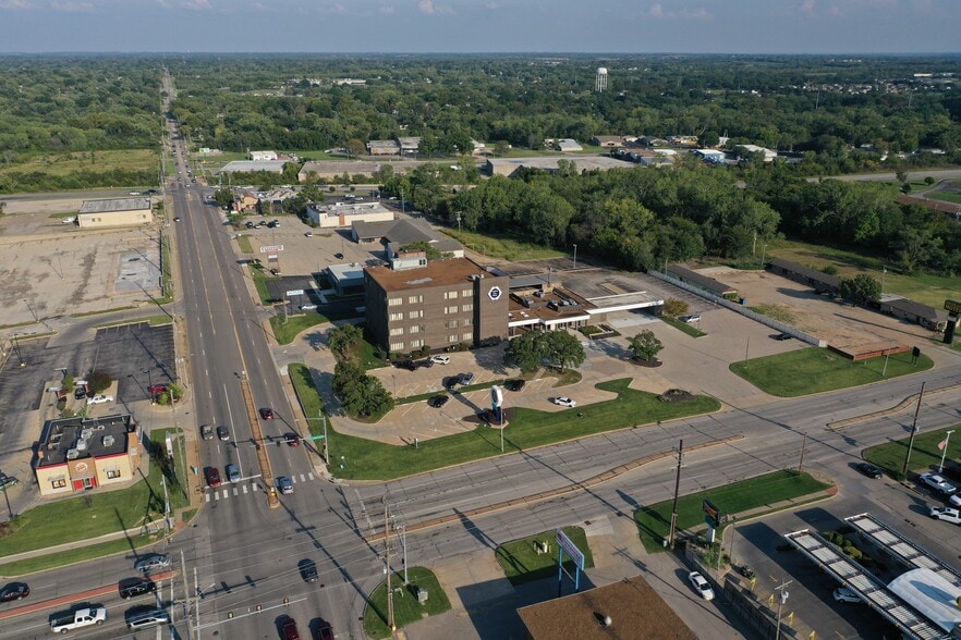 3706 SW Topeka Blvd, Topeka, KS à vendre - Photo du bâtiment - Image 1 de 23