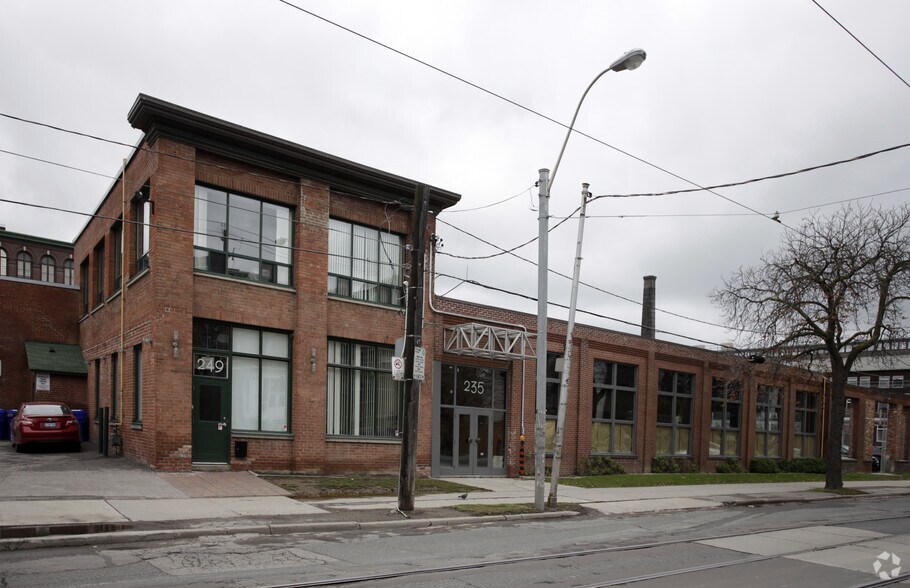 235-249 Dufferin St, Toronto, ON for lease - Primary Photo - Image 1 of 2