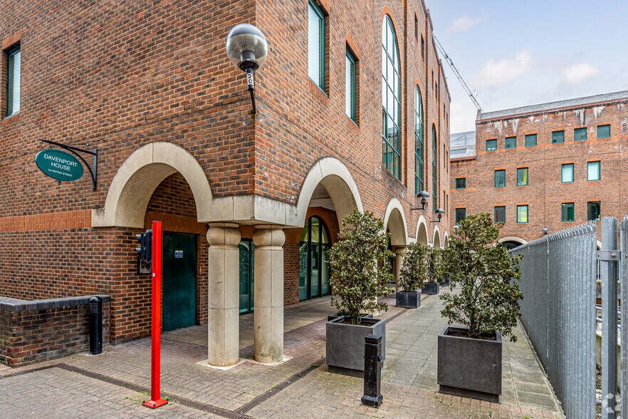 16 Pepper St, Londres à louer - Photo du bâtiment - Image 2 de 3