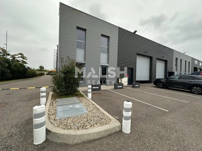 Office in Genas for lease - Building Photo - Image 1 of 13