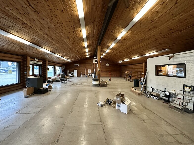 16610 Aurora Ave N, Shoreline, WA for sale - Interior Photo - Image 2 of 11