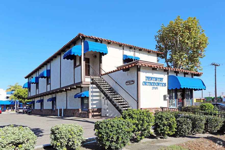 2715 W 1st St, Santa Ana, CA for lease - Primary Photo - Image 3 of 41