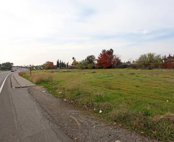 6301 Walerga Rd, North Highlands, CA à vendre - Photo du bâtiment - Image 2 de 2