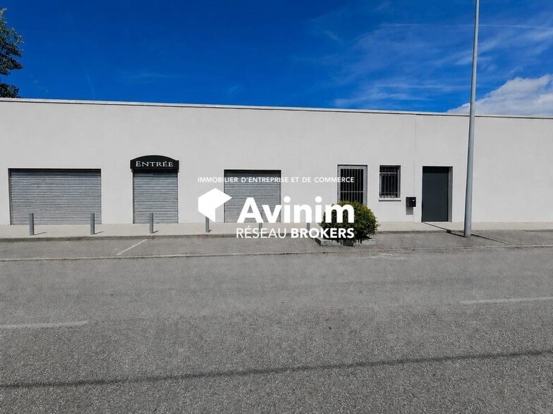 Retail in Gières for lease - Building Photo - Image 2 of 11