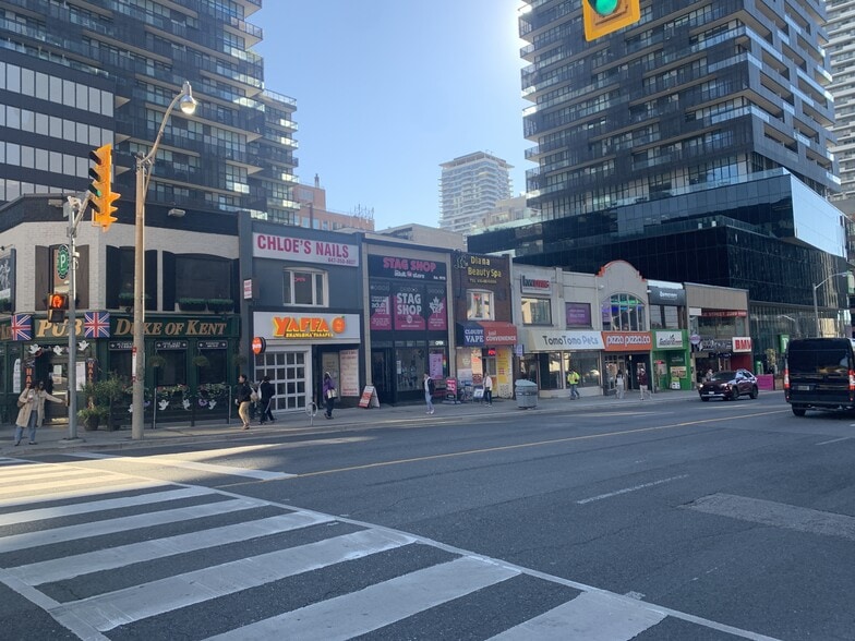 2299-2301 Yonge St, Toronto, ON à louer - Photo du bâtiment - Image 3 de 4