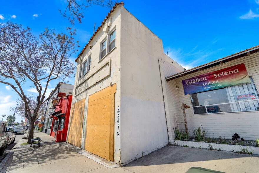 141 W San Ysidro Blvd, San Ysidro, CA à vendre - Photo du bâtiment - Image 1 de 26