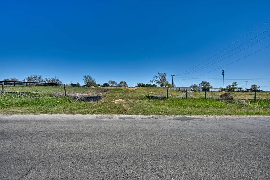 1057 Tesch St, Bellville, TX for lease - Building Photo - Image 2 of 30