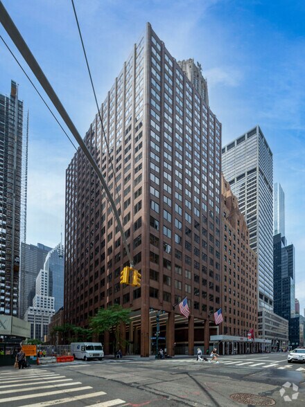 560 Lexington Ave, New York, NY à louer - Photo du bâtiment - Image 3 de 11