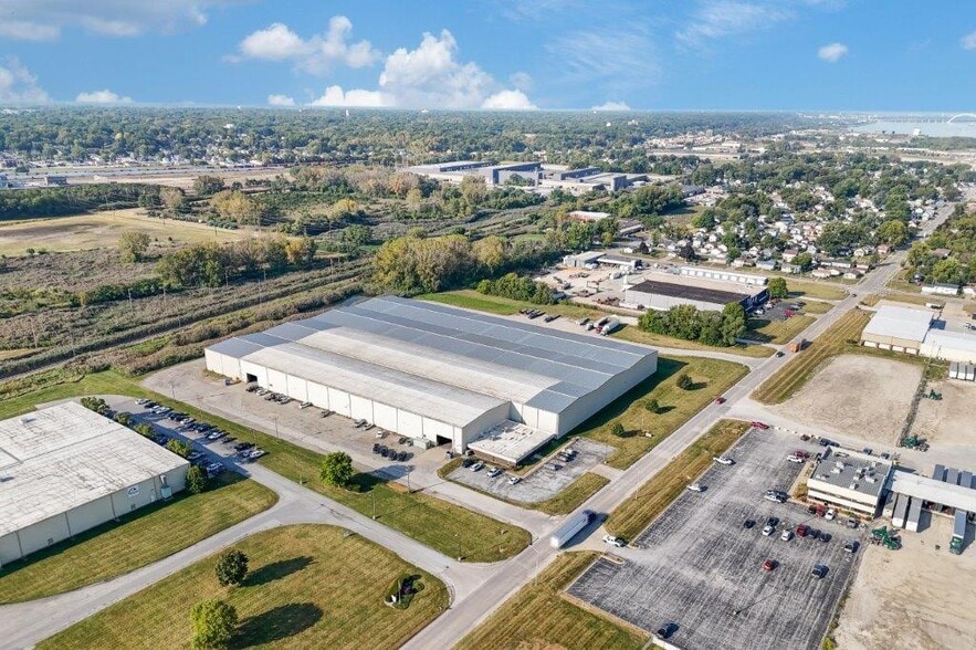 2930 Morton Dr, East Moline, IL for lease - Building Photo - Image 3 of 11