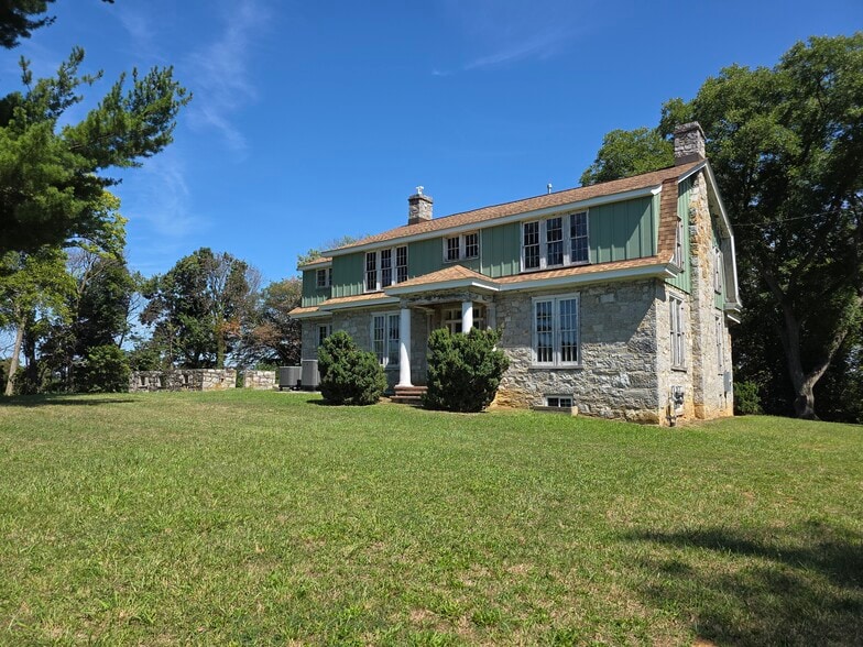 328 Buckmarsh St, Berryville, VA for sale - Building Photo - Image 2 of 53