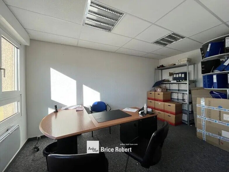 Bureau dans Vénissieux à louer - Photo du bâtiment - Image 3 de 6