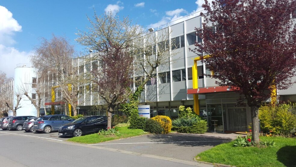 10 Chaussée Jules César, Osny for lease - Building Photo - Image 2 of 23