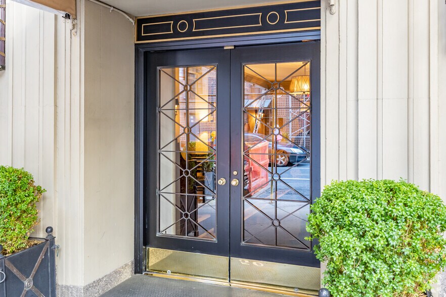 50 E 77th St, New York, NY à louer - Photo du bâtiment - Image 2 de 4