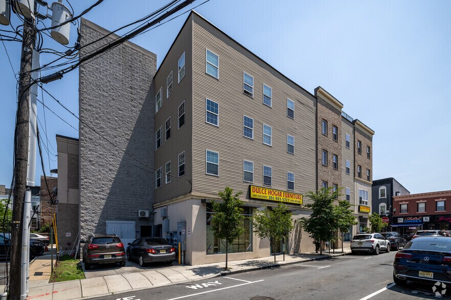 4401 Bergenline Ave, Union City, NJ à louer - Photo du bâtiment - Image 2 de 20