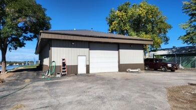 2187 Abraham Ln, Oshkosh, WI for lease Building Photo- Image 2 of 3