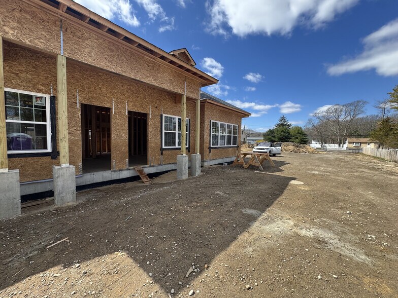 643 Old Medford Ave, Patchogue, NY à louer - Photo du bâtiment - Image 3 de 4