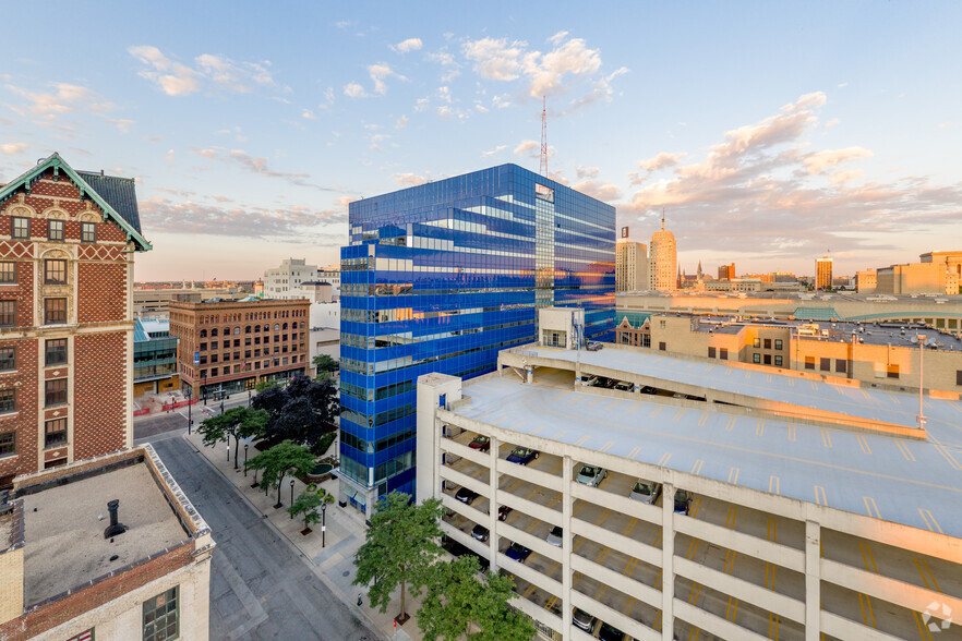 310 W Wisconsin Ave, Milwaukee, WI à louer - Photo du bâtiment - Image 3 de 6