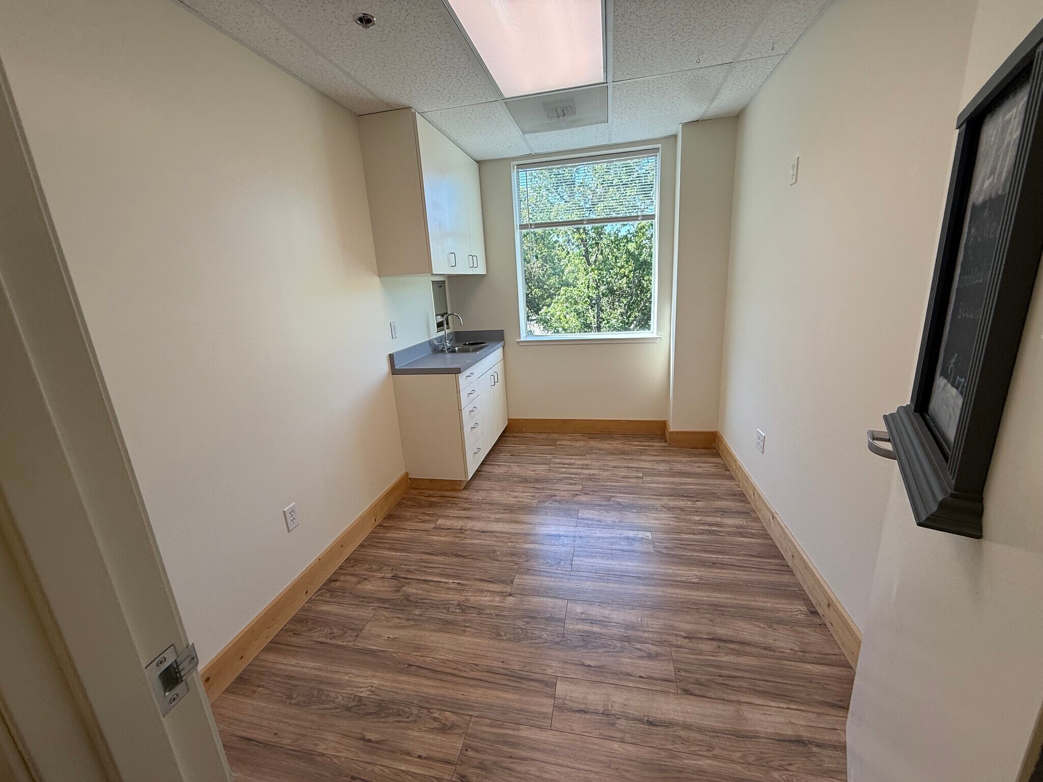 8911 Lakewood Dr, Windsor, CA for lease Interior Photo- Image 1 of 4