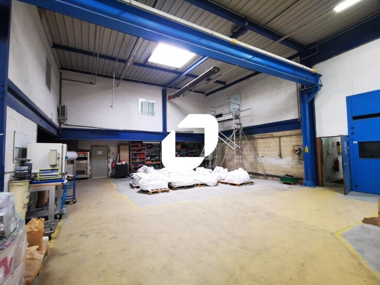Flex in Chelles for lease - Interior Photo - Image 1 of 8