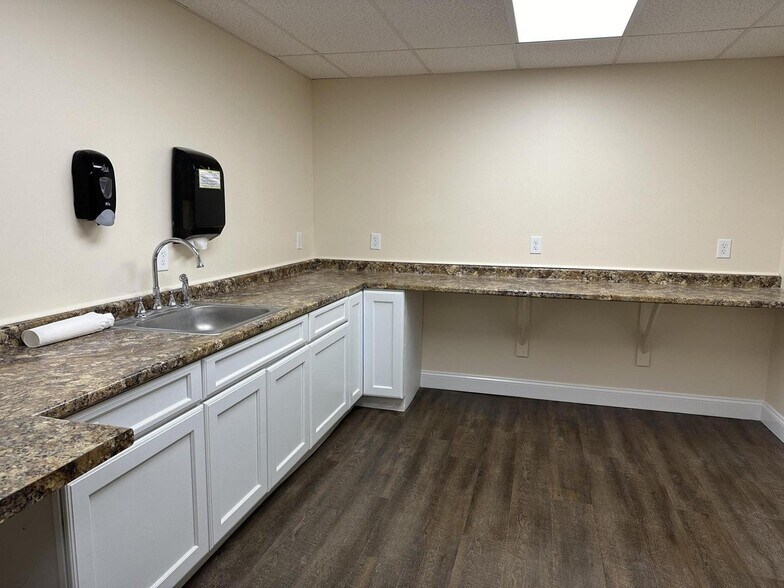 521 Vischer Ferry Rd, Clifton Park, NY à louer - Photo du bâtiment - Image 3 de 8