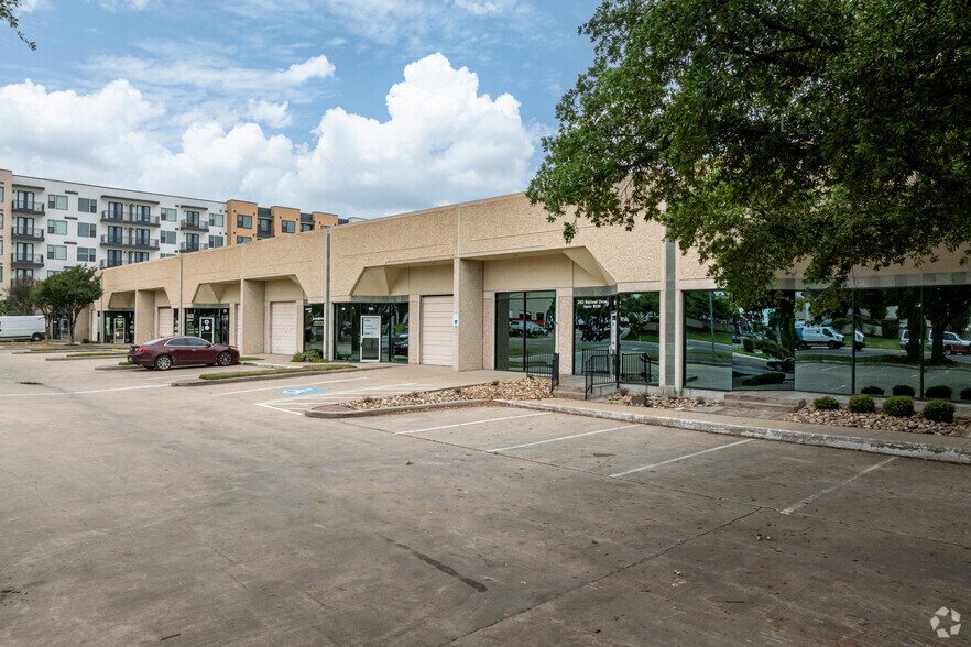 2020 Rutland Dr, Austin, TX à louer - Photo du bâtiment - Image 2 de 12