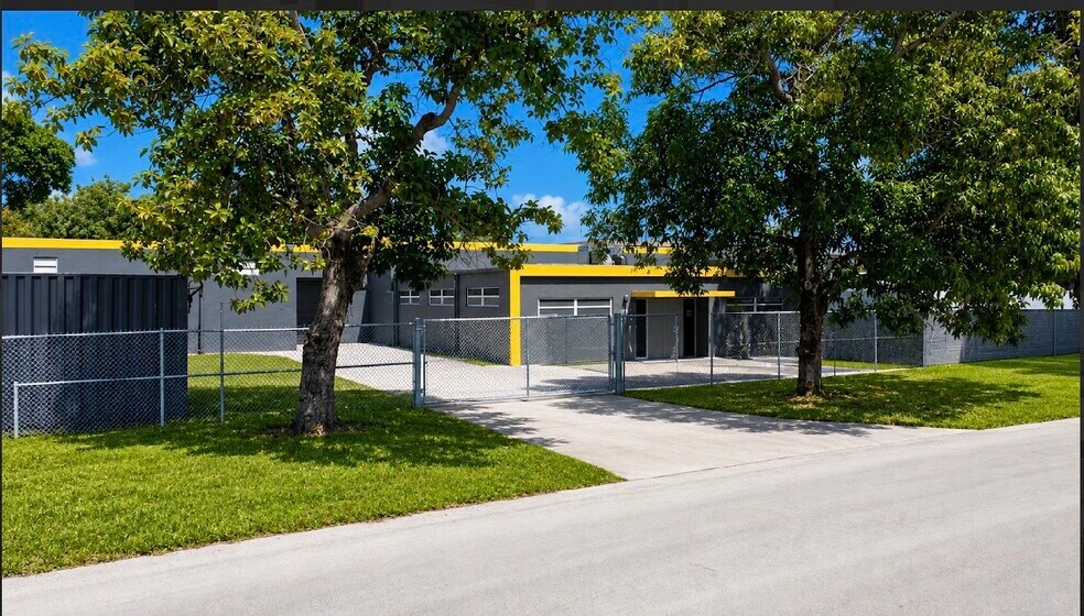 17220 NW 2nd Ct, Miami, FL à vendre - Photo du bâtiment - Image 3 de 15