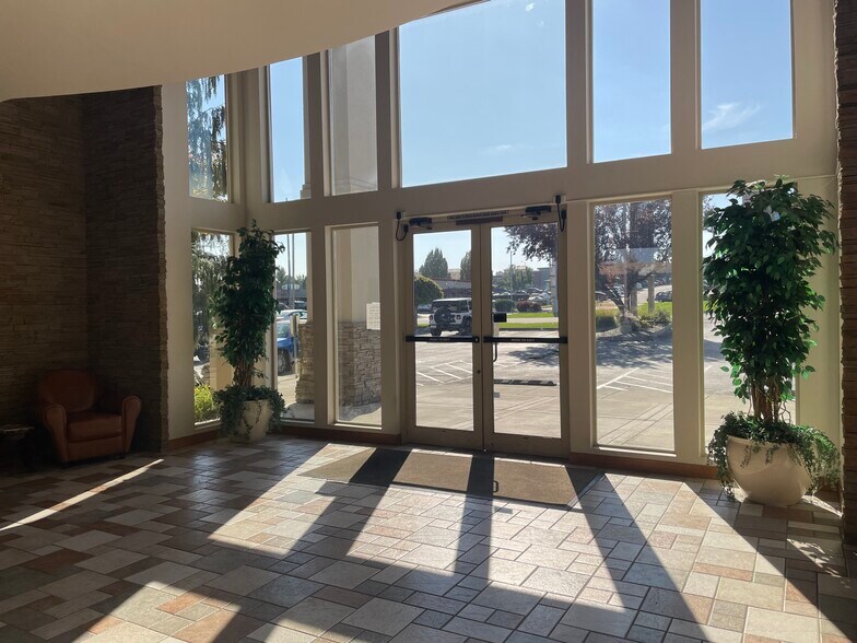 8836 W Gage Blvd, Kennewick, WA à louer - Photo du bâtiment - Image 3 de 6