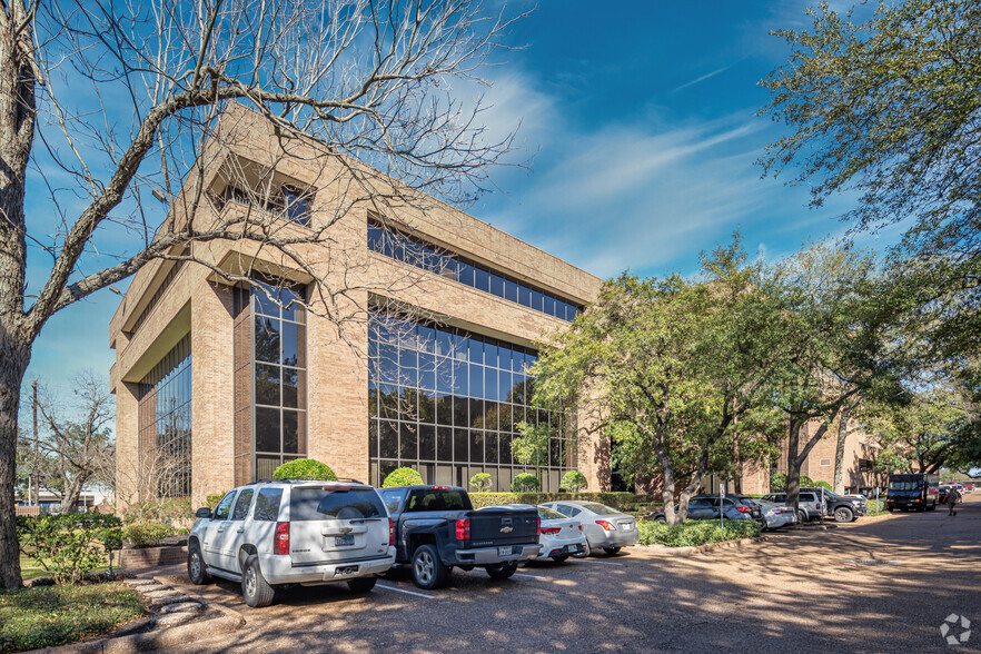 952 Echo Ln, Houston, TX à louer - Photo du bâtiment - Image 1 de 13