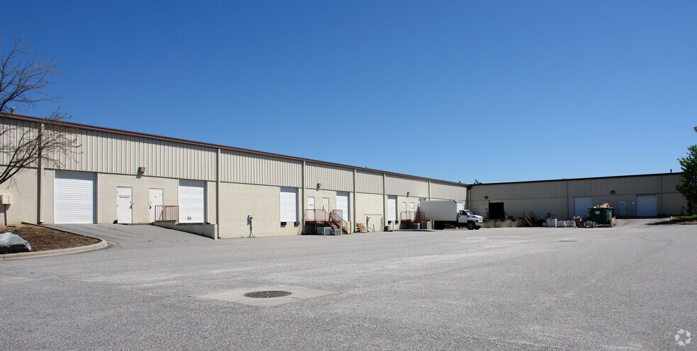 215 Industrial Ave, Greensboro, NC à louer - Photo du bâtiment - Image 2 de 11